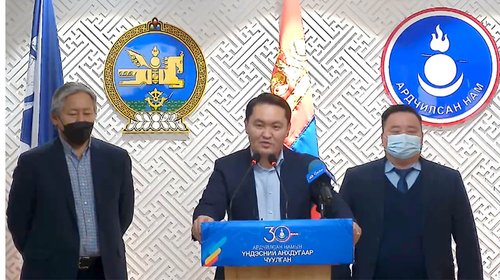 АН: Х.Баттулга үймүүлж, Н.Алтанхуяг залуусын тархийг угааж байна